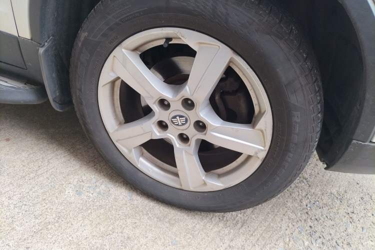 Used Bestune X80 2013 2.0L automatic comfort version Right Front Wheel Hub