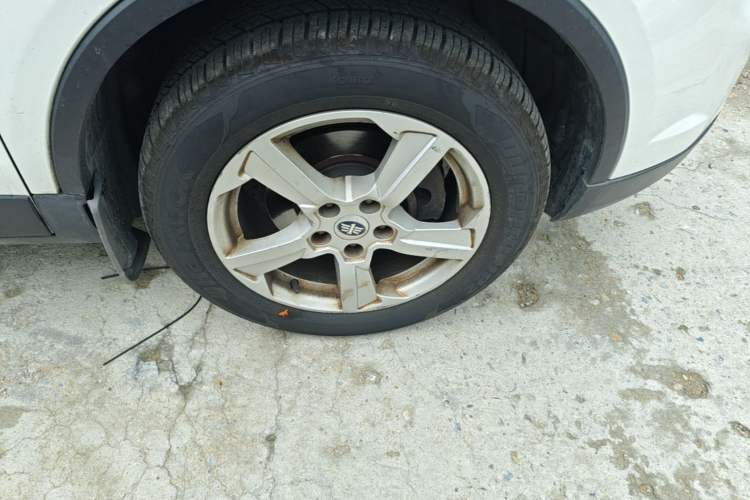 Used Bestune X80 2013 2.0L automatic luxury version Right Front Wheel Hub