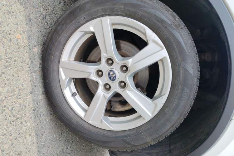 Used Bestune X80 2013 2.0L automatic comfort version Right Front Wheel Hub