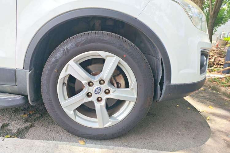 Used Bestune X80 2013 2.0L automatic luxury version Right Front Wheel Hub