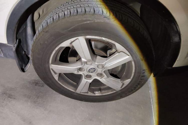 Used Bestune X80 2013 2.0L automatic luxury version Right Front Wheel Hub