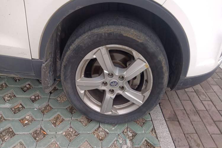 Used Bestune X80 2013 2.0L automatic luxury version Right Front Wheel Hub
