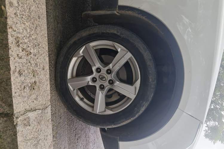 Used Bestune X80 2013 2.0L automatic comfort version Right Front Wheel Hub
