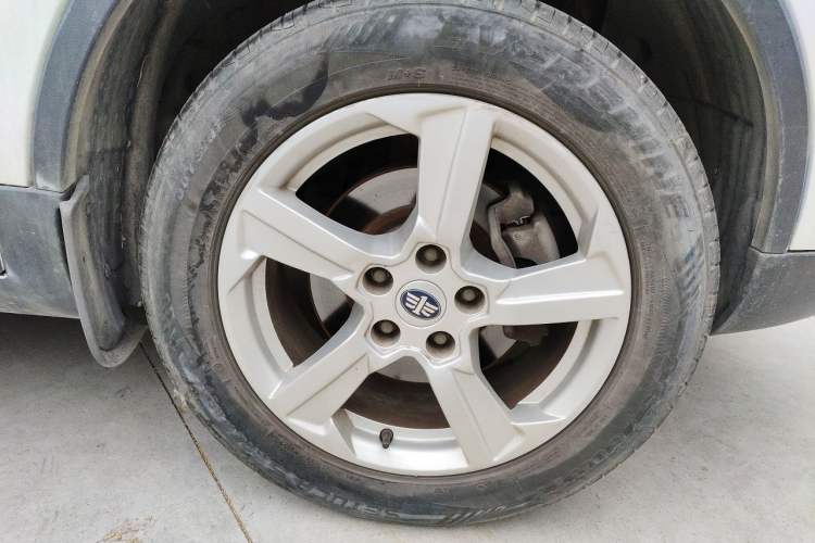 Used Bestune X80 2013 2.0L automatic comfort version Right Front Wheel Hub