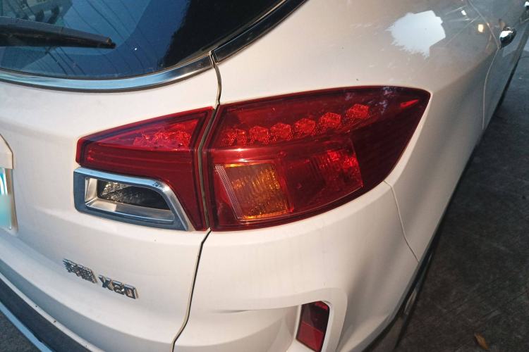 Used Bestune X80 2013 2.0L automatic luxury version Right Rear Taillight