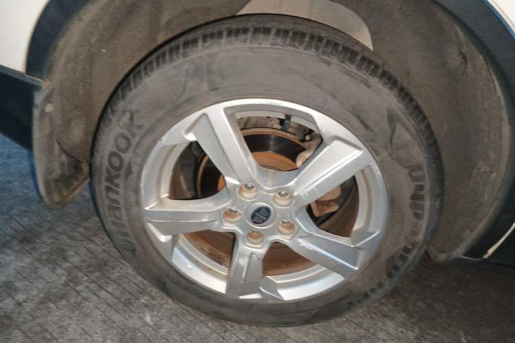 Used Bestune X80 2013 2.0L automatic luxury version Right Rear Wheel Hub