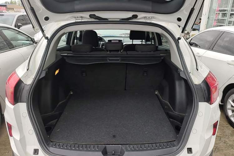 Used Bestune X80 2013 2.0L automatic comfort version Trunk