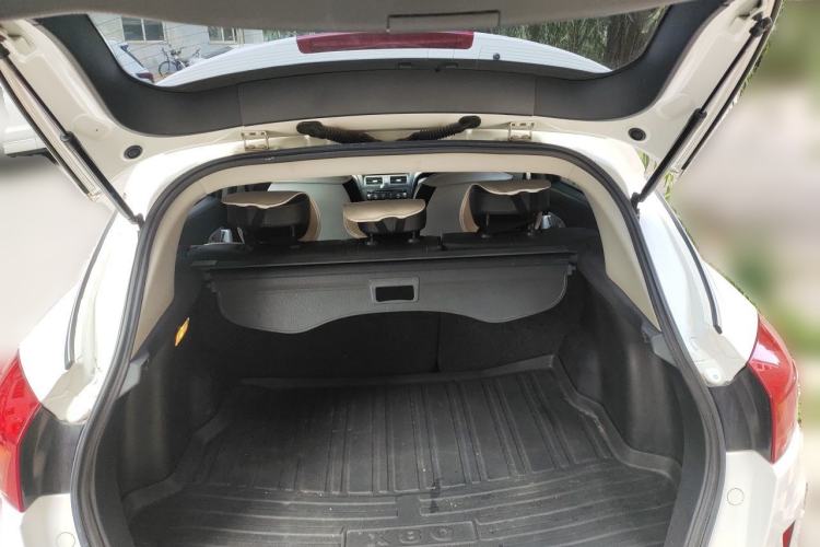 Used Bestune X80 2013 2.0L manual luxury version Trunk