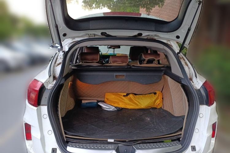 Used Bestune X80 2013 2.0L automatic luxury version Trunk