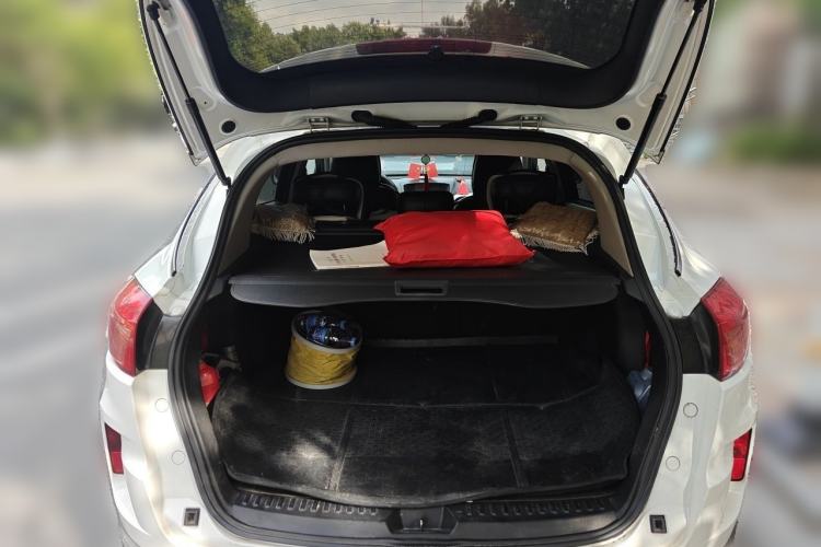 Used Bestune X80 2013 2.0L automatic comfort version Trunk