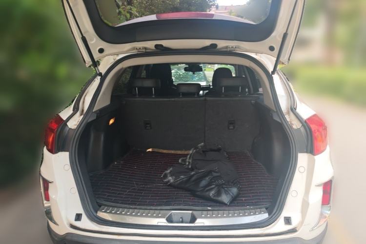 Used Bestune X80 2013 2.0L automatic luxury version Trunk