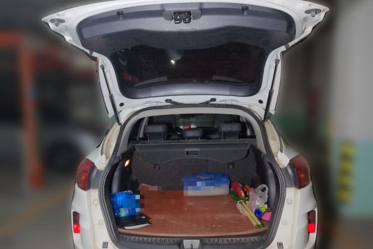 Used Bestune X80 2013 2.0L automatic luxury version Trunk
