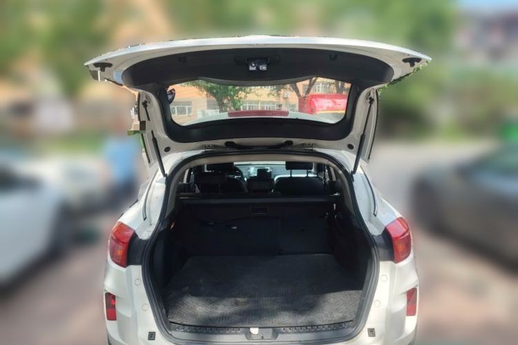 Used Bestune X80 2013 2.0L automatic luxury version Trunk