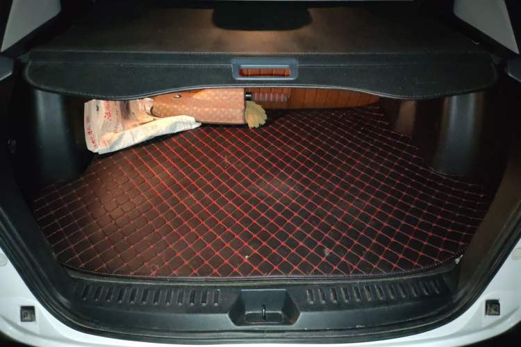 Used Bestune X80 2013 2.0L automatic comfort version Trunk