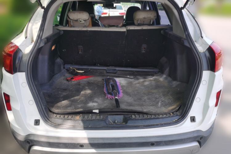 Used Bestune X80 2013 2.0L automatic comfort version Trunk