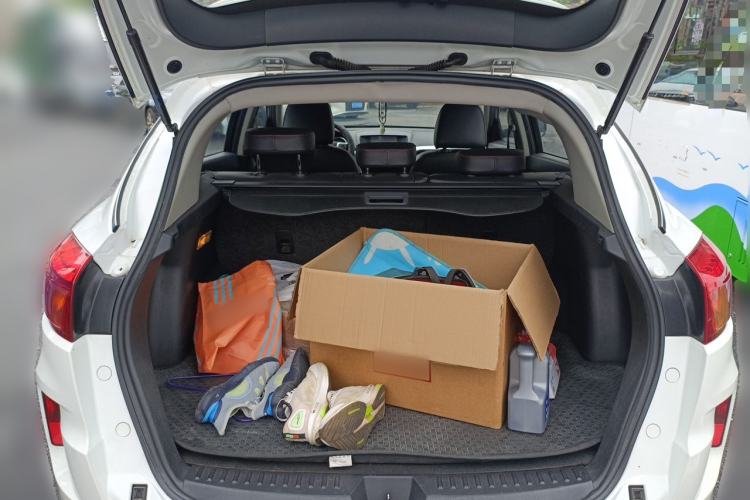 Used Bestune X80 2013 2.0L automatic luxury version Trunk