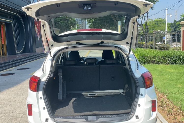 Used Bestune X80 2013 2.0L automatic luxury version Trunk