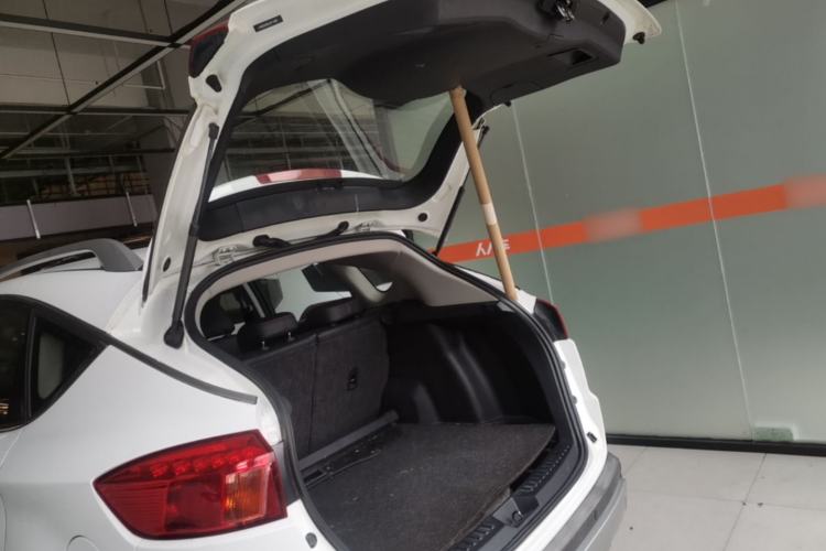 Used Bestune X80 2013 2.0L automatic luxury version Trunk