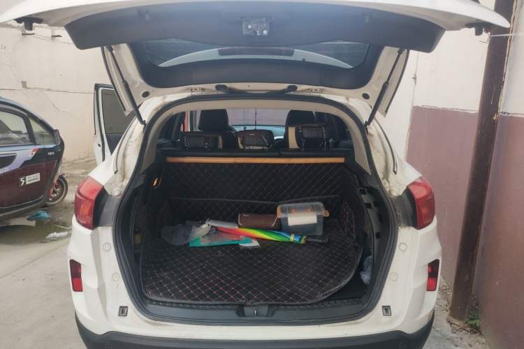 Used Bestune X80 2013 2.0L manual luxury version Trunk