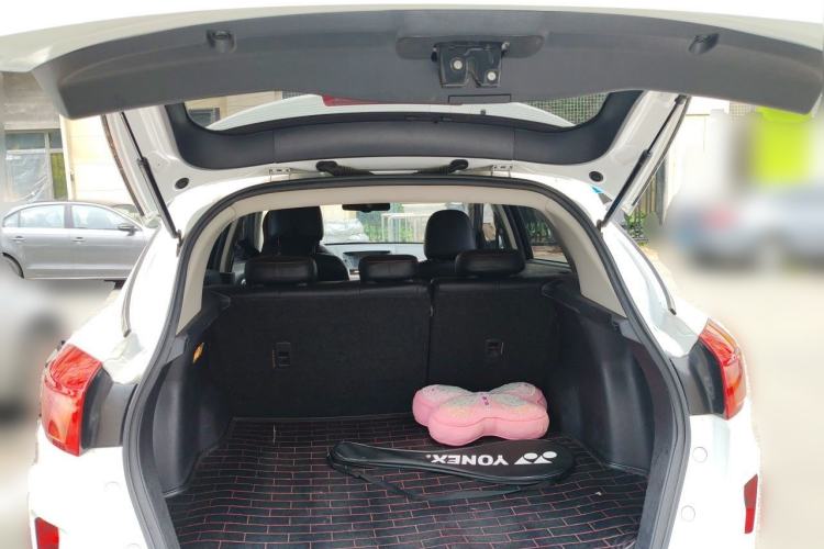 Used Bestune X80 2013 2.0L automatic comfort version Trunk
