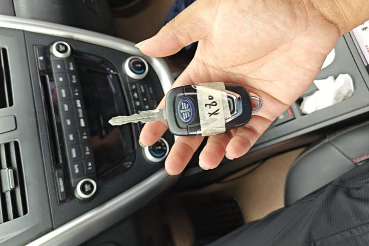 Used Bestune X80 2013 2.0L automatic luxury version Vehicle Key