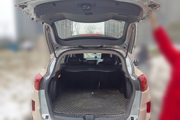 Used Bestune X80 2013 2.0L automatic comfort version Trunk