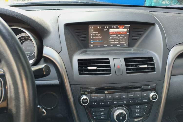 Used Bestune X80 2015 2.0L automatic luxury version Audio And AC Panel