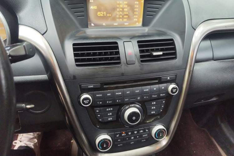 Used Bestune X80 2015 2.0L automatic luxury version Audio And AC Panel