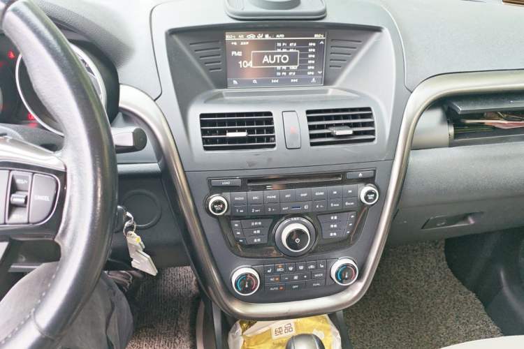 Used Bestune X80 2015 2.0L automatic luxury version Audio And AC Panel