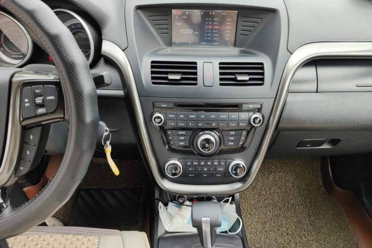 Used Bestune X80 2015 2.0L automatic luxury version Audio And AC Panel