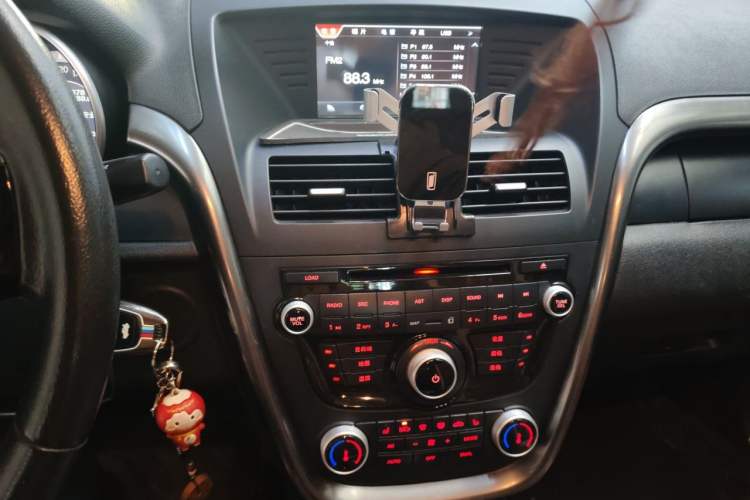 Used Bestune X80 2015 2.0L automatic luxury version Audio And AC Panel