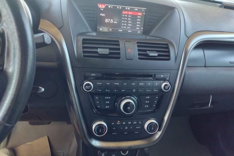 Used Bestune X80 2015 2.0L automatic luxury version Audio And AC Panel