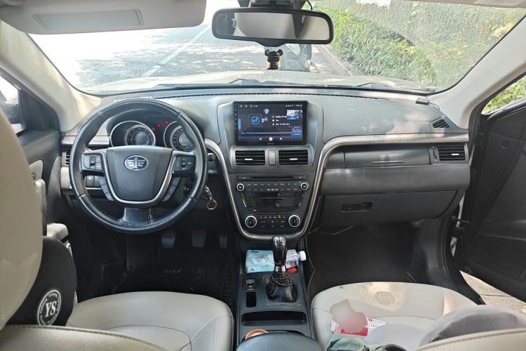 Used Bestune X80 2015 2.0L Manual Luxury Edition Center Console