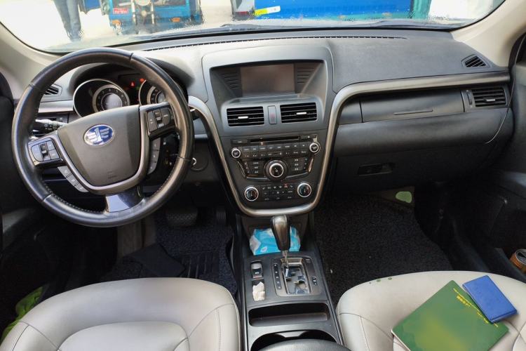 Used Bestune X80 2015 2.0L automatic luxury version Center Console