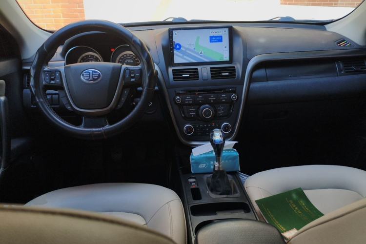 Used Bestune X80 2015 2.0L Manual Luxury Edition Center Console