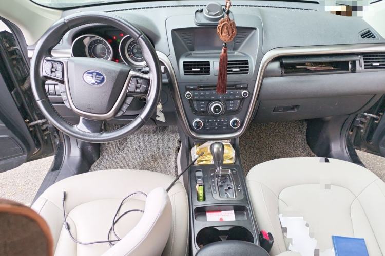 Used Bestune X80 2015 2.0L automatic luxury version Center Console