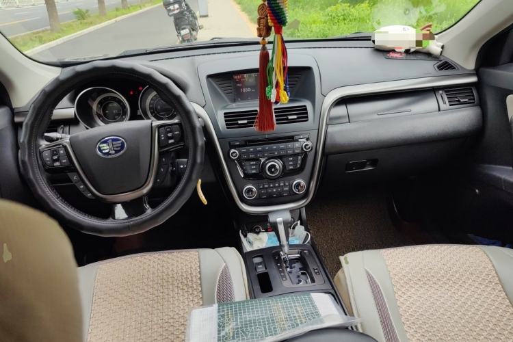 Used Bestune X80 2015 2.0L automatic luxury version Center Console