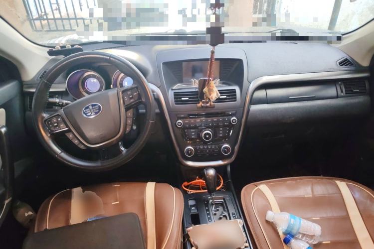 Used Bestune X80 2015 2.0L automatic luxury version Center Console