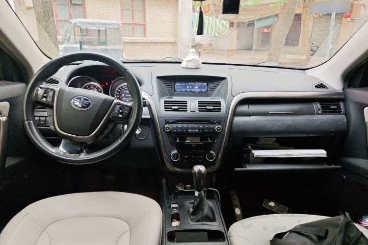 Used Bestune X80 2015 2.0L Manual Luxury Edition Center Console