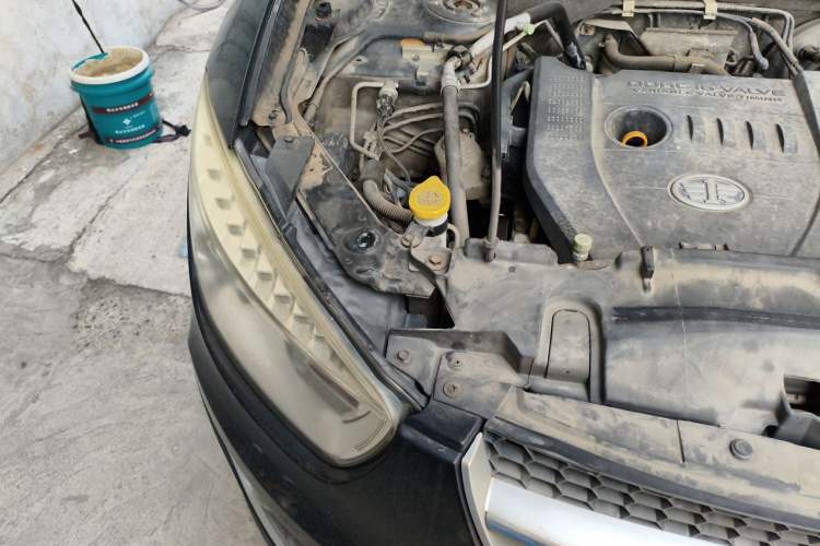 Used Bestune X80 2015 2.0L automatic luxury version Engine Bay Right