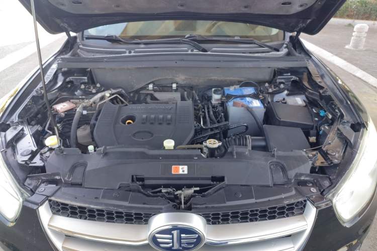 Used Bestune X80 2015 2.0L automatic luxury version Engine Bay