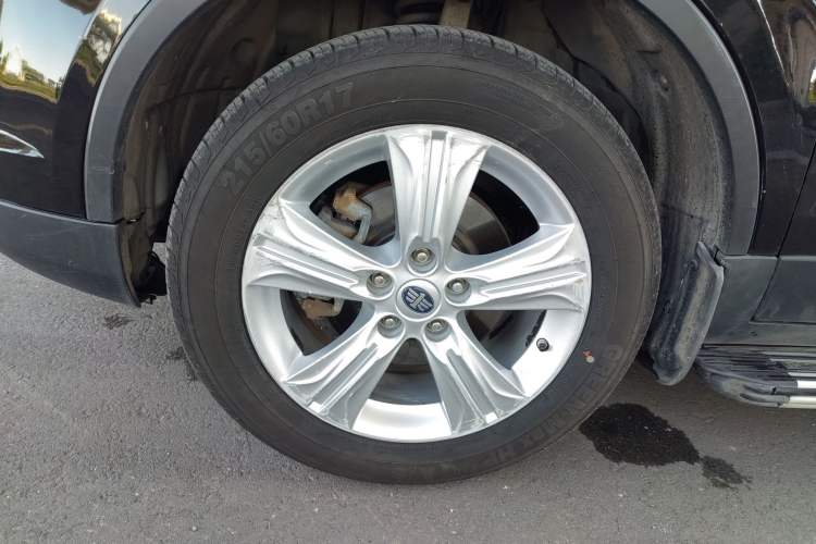 Used Bestune X80 2015 2.0L automatic luxury version Left Front Wheel Hub