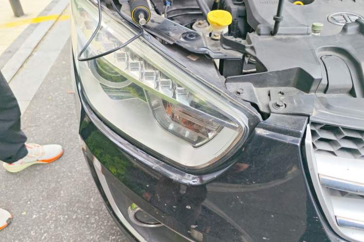 Used Bestune X80 2015 2.0L automatic luxury version Right Front Headlight