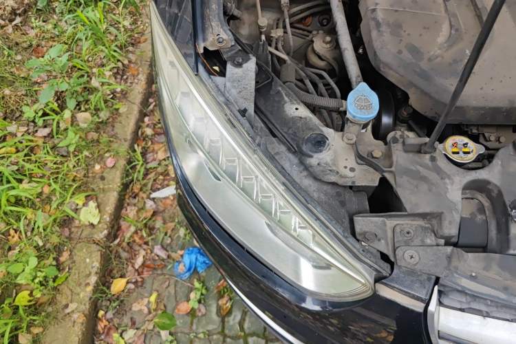 Used Bestune X80 2015 1.8T Automatic Luxury Model Right Front Headlight
