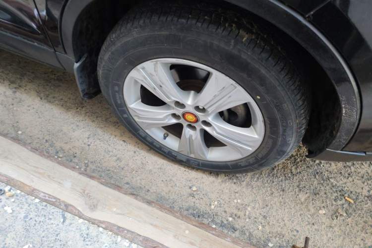 Used Bestune X80 2015 2.0L automatic luxury version Right Front Wheel Hub
