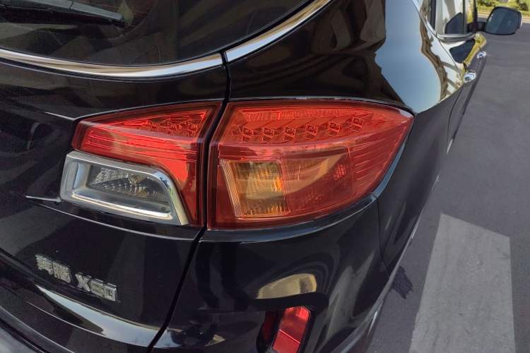 Used Bestune X80 2015 2.0L automatic luxury version Right Rear Taillight
