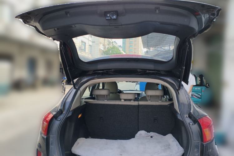 Used Bestune X80 2015 2.0L automatic luxury version Trunk