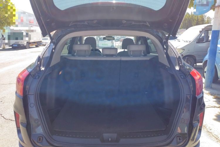 Used Bestune X80 2015 2.0L automatic luxury version Trunk