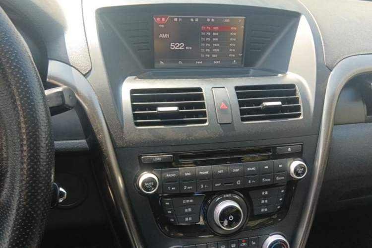 Used Bestune X80 2015 2.0L automatic luxury version Audio And AC Panel