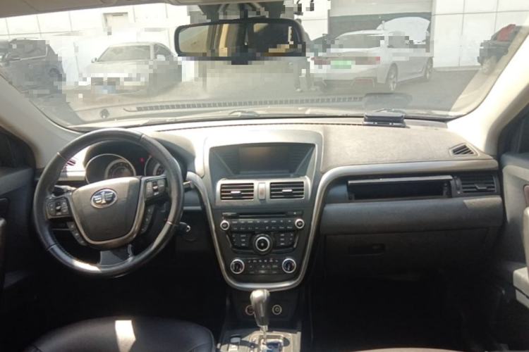 Used Bestune X80 2015 2.0L automatic luxury version Center Console
